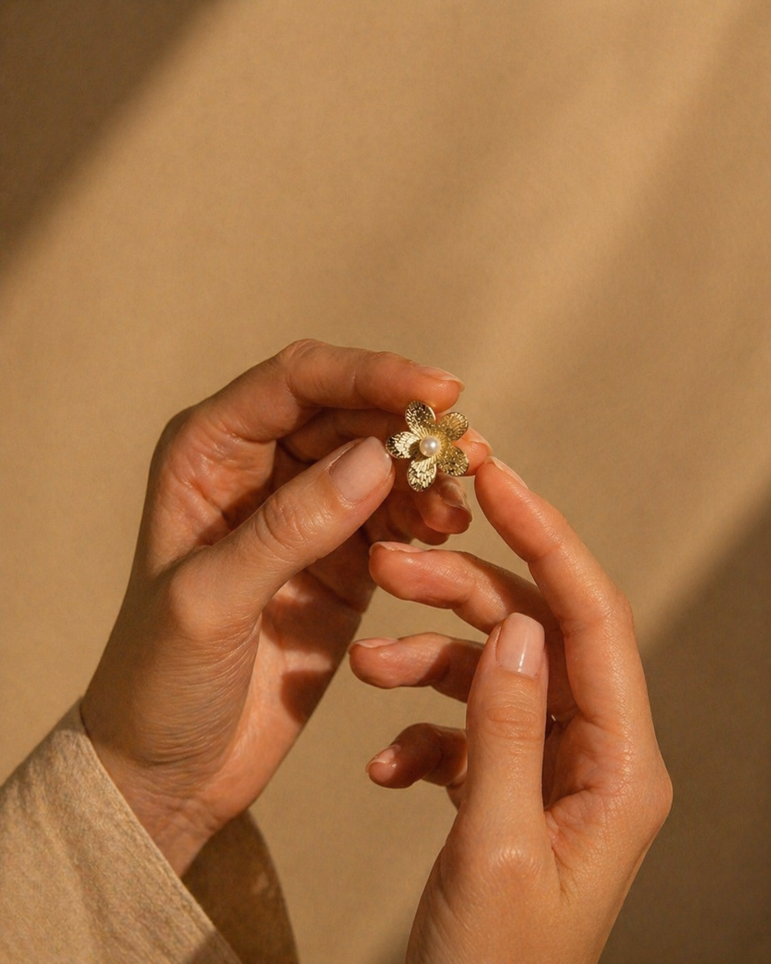 Aros Golden Pearl Flower (Baño de Oro 18K)