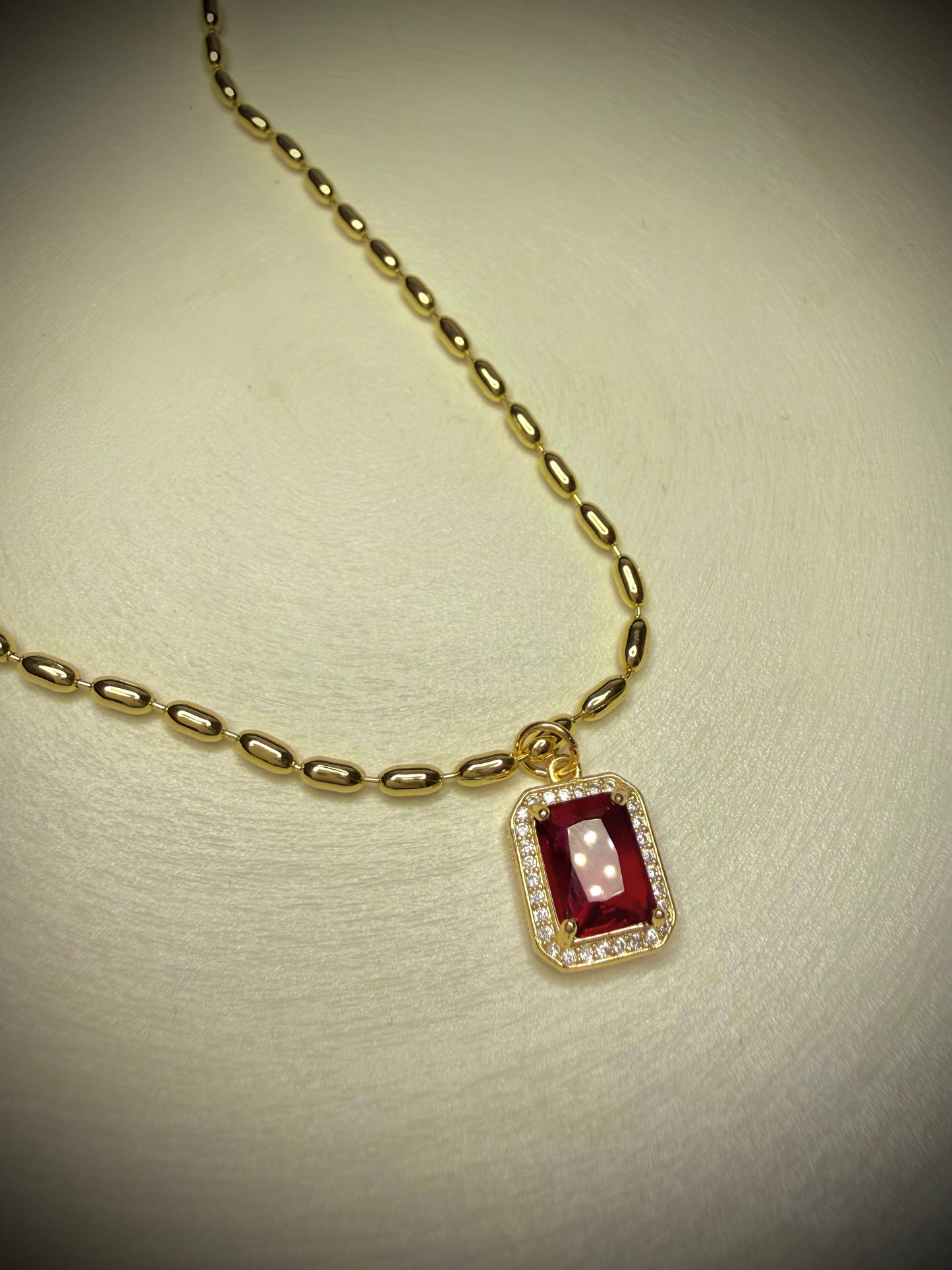 Collar piedra roja rectangular (Baño de Oro 18K)