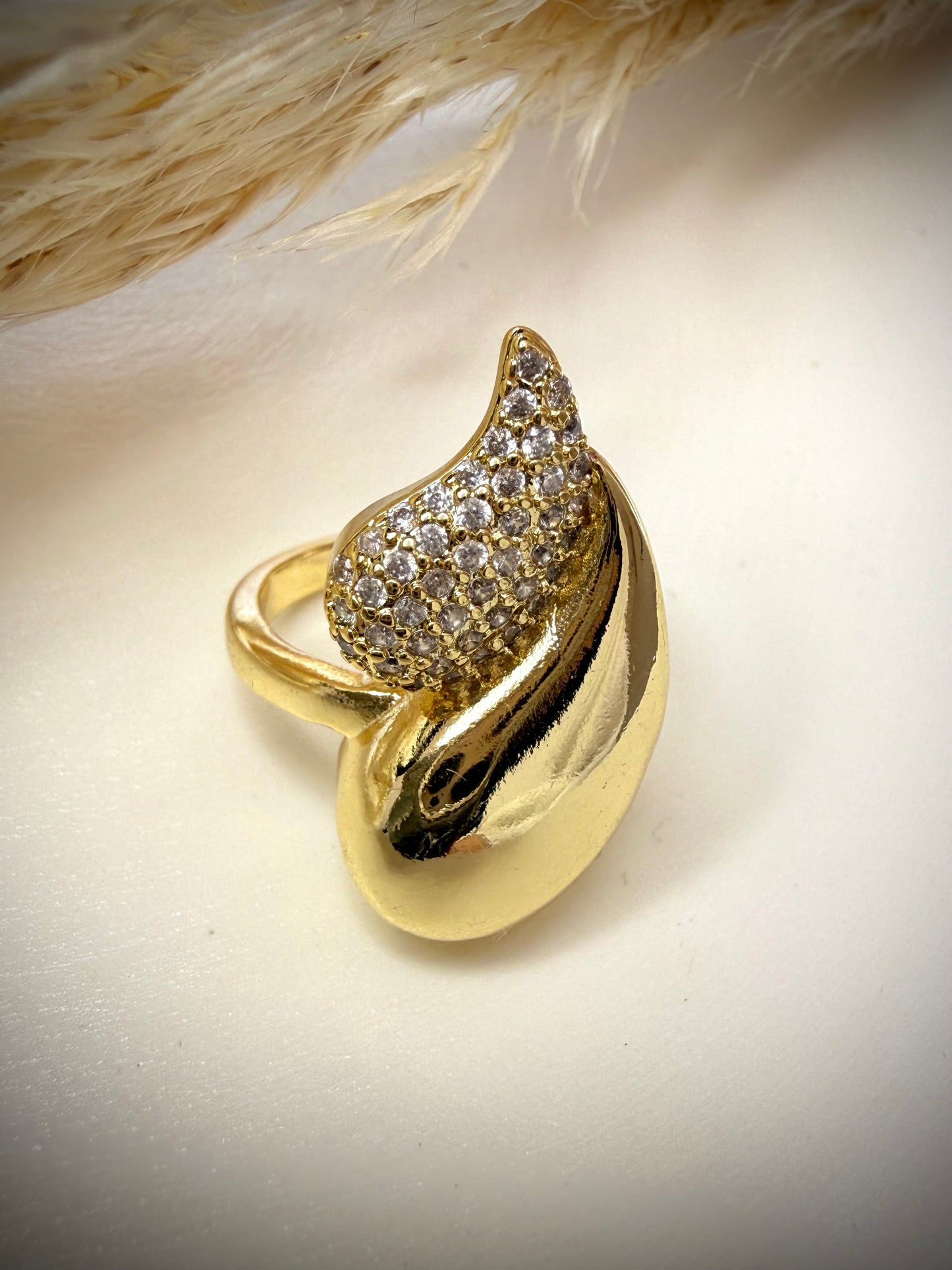 Anillo Ola Escultural con Circonitas (Baño de oro de 18K)