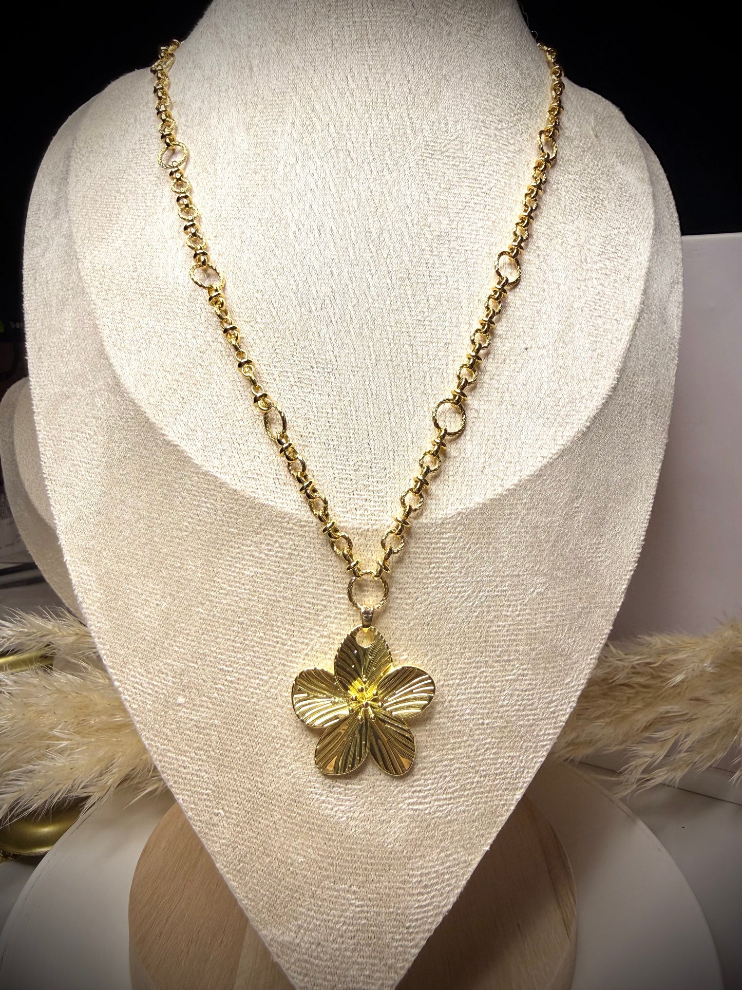 Collar Flor Lisa (Baño de Oro 18K) 45cm