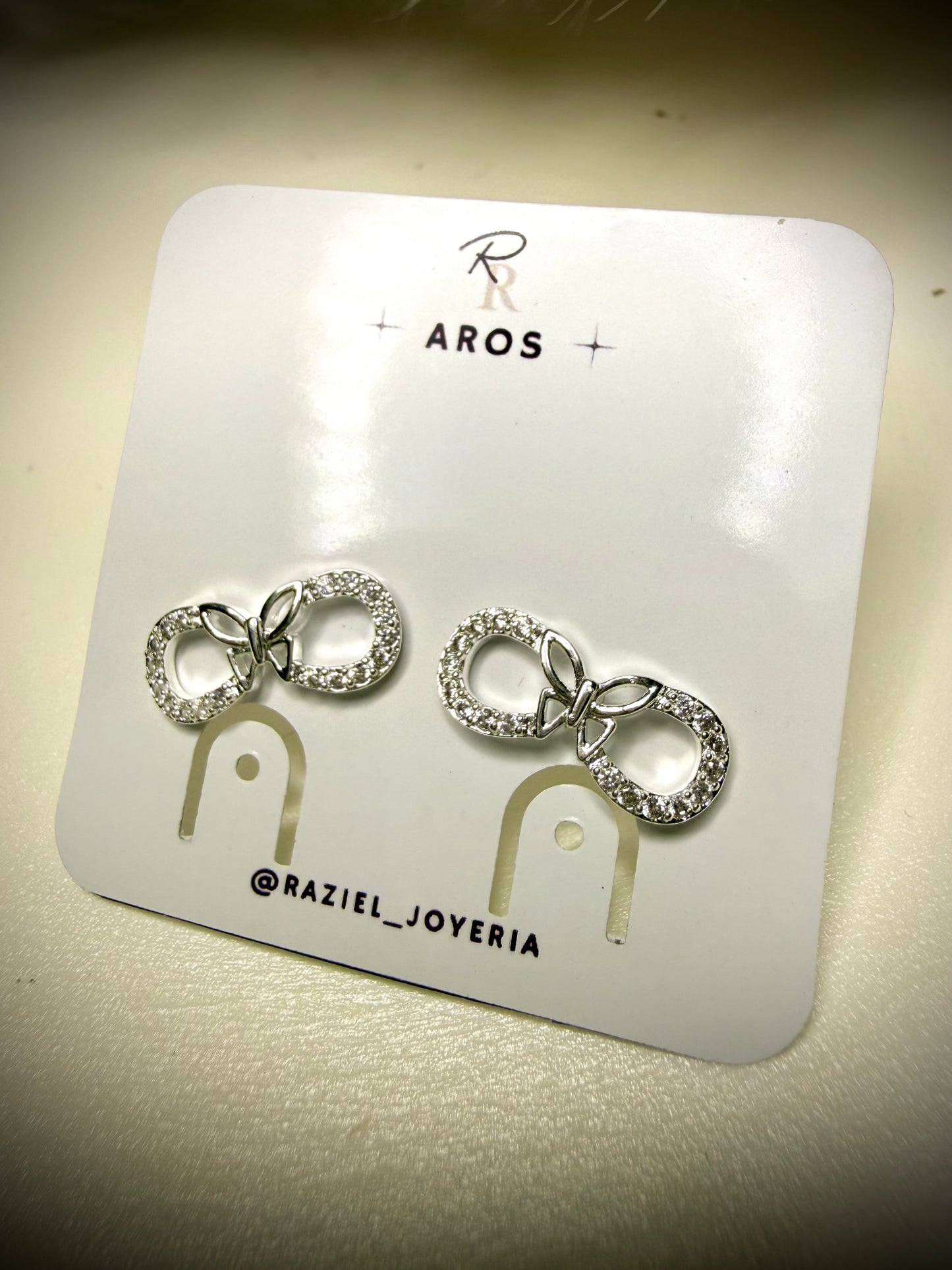 Aros Lazo Infinito con Detalle Central (Plata Italiana 925)