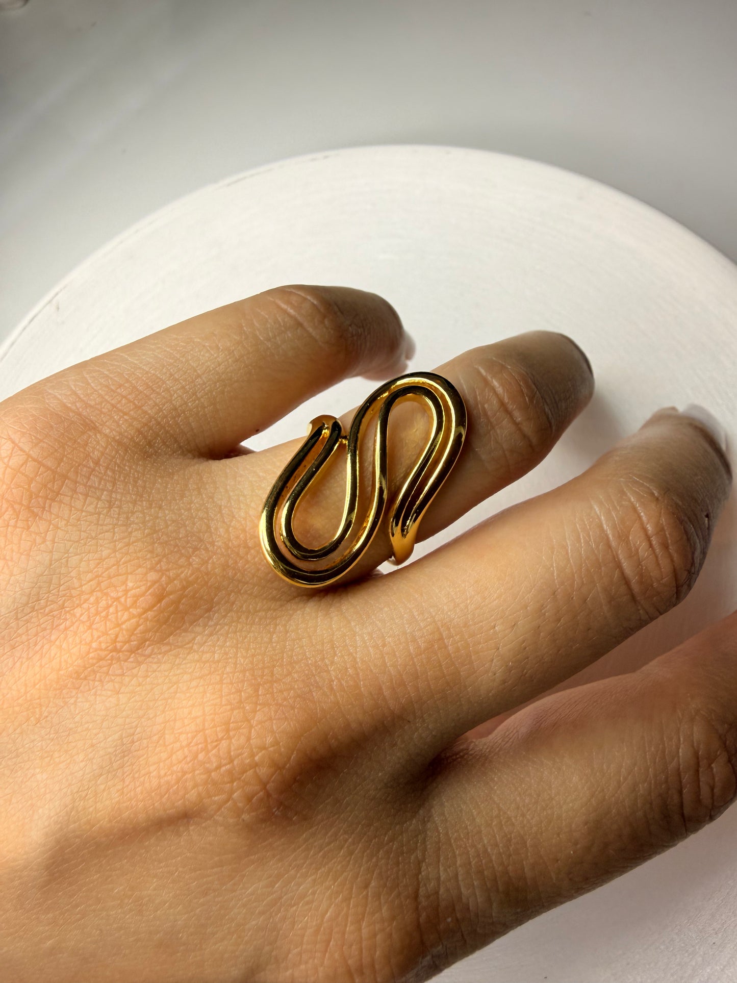 Anillo Onda Dorada (Baño de Oro 18K) Talla 12 - Ajustable