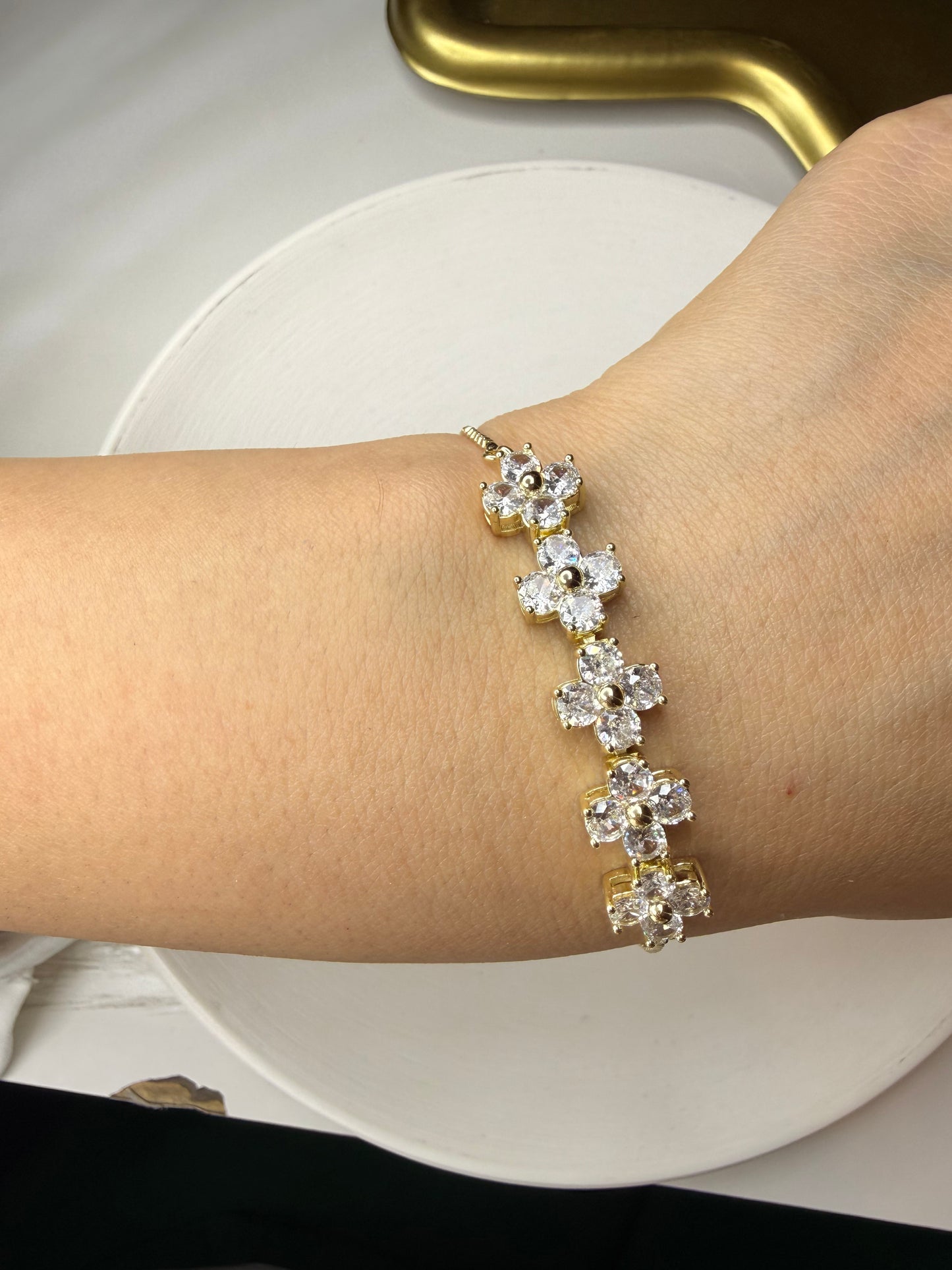 Pulsera Cruz con Circones Baño de Oro 18K (Ajustable)