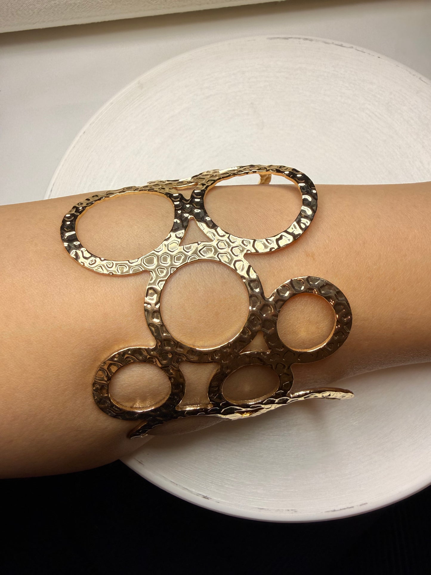 Brazalete Círculos Esculpidos – Baño de Oro 18K