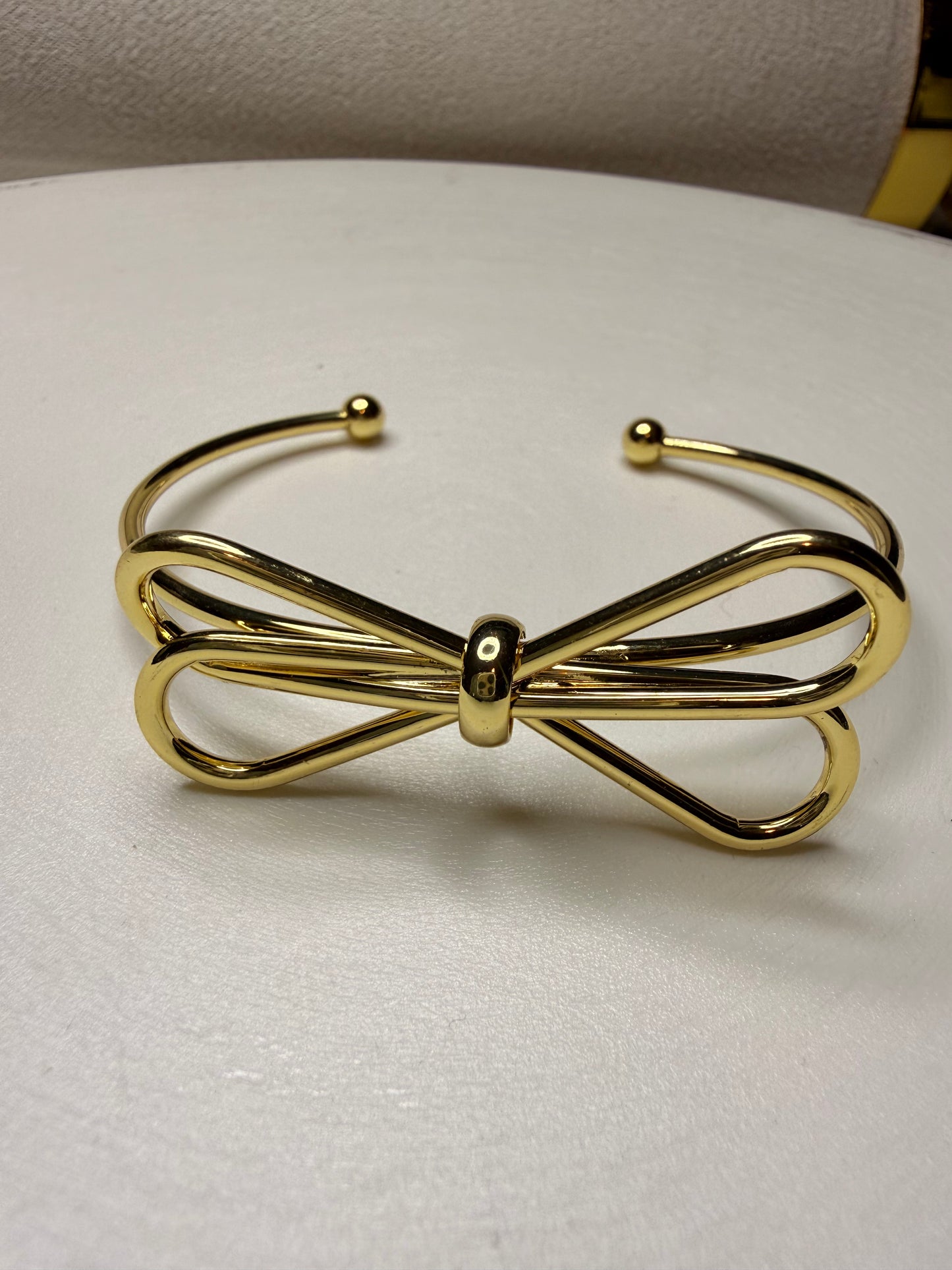 Brazalete Moño Elegante – Baño de Oro 18K