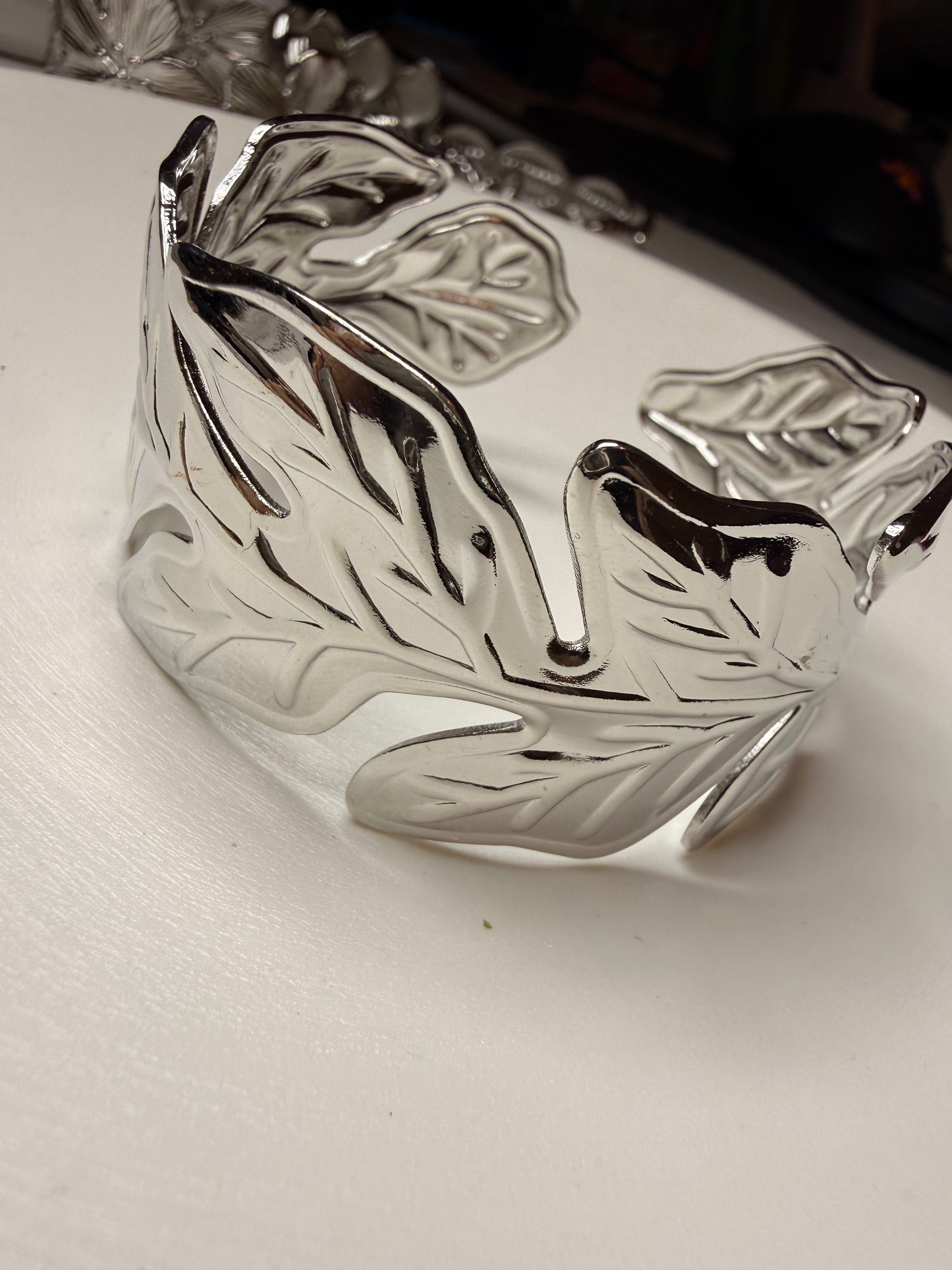 Brazalete Hojas Esculpidas – Baño de Plata