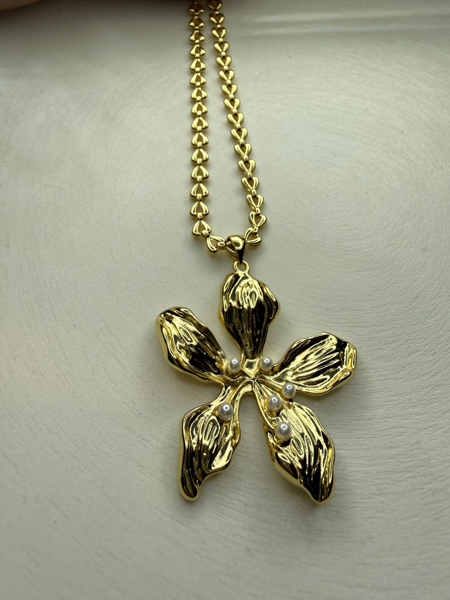 Collar Flor Escultural de Baño de Oro 18K