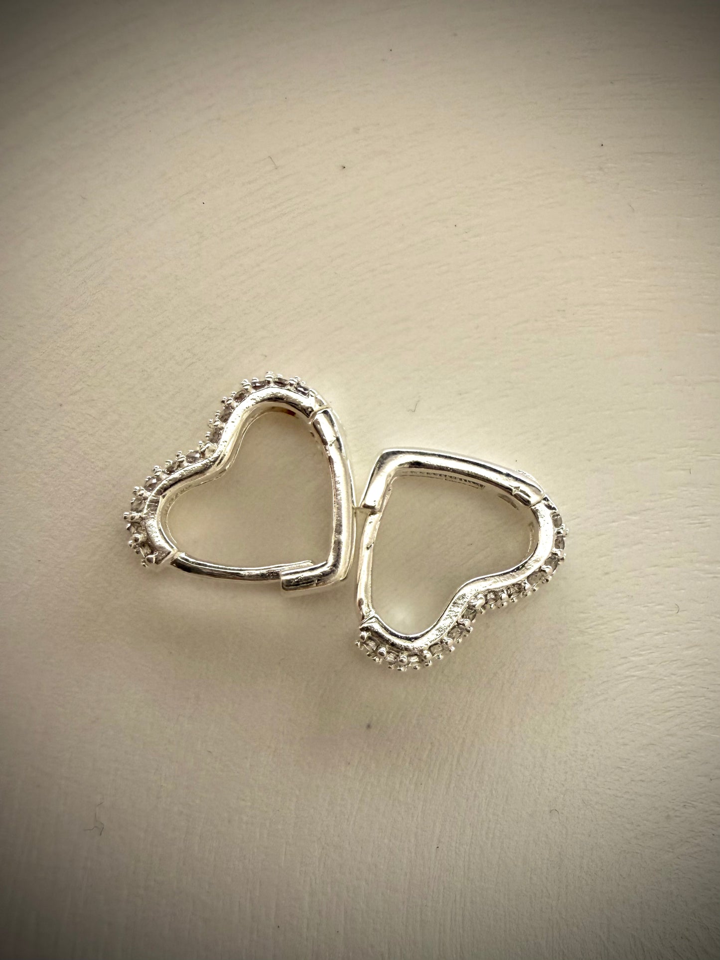 Aros Corazones con Circones Baño de Oro 18K