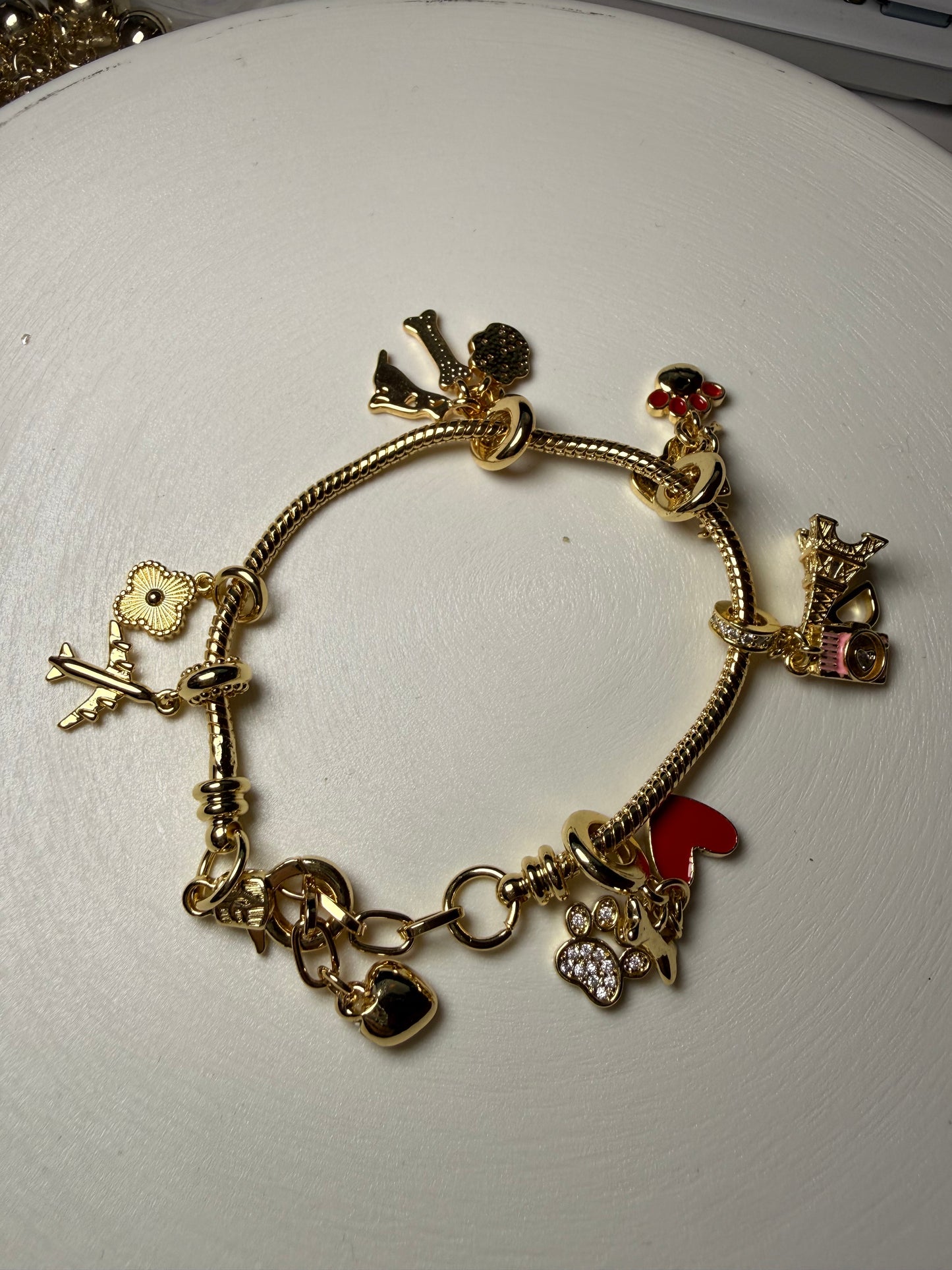 Charm Huellita con Corazón Rojo Baño de Oro 18K