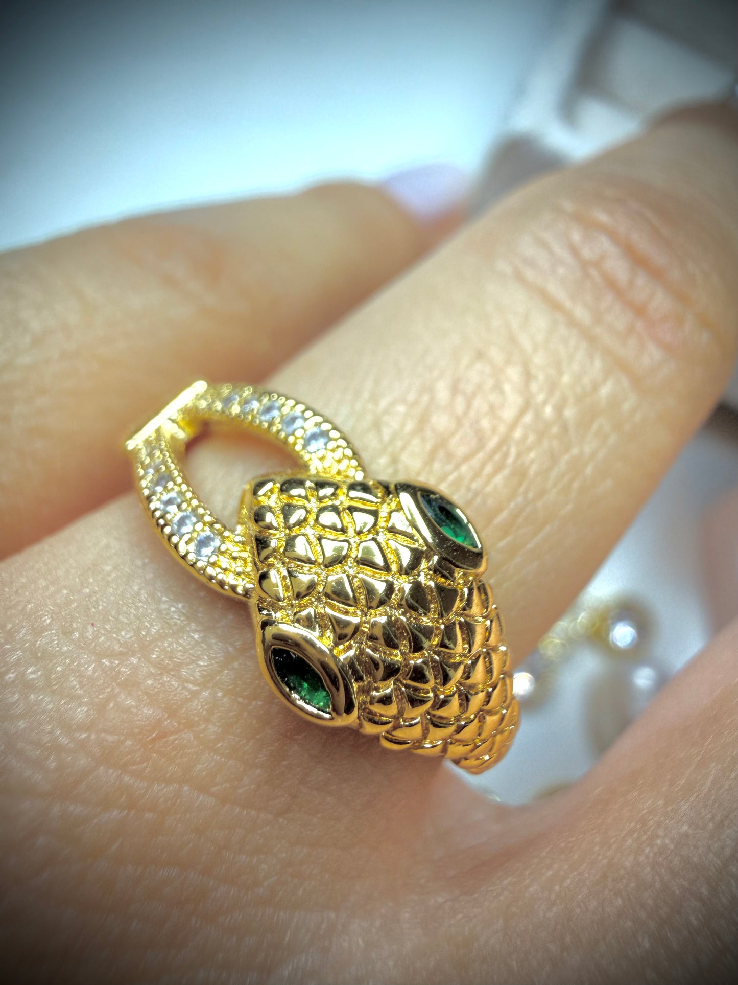 Anillo Catalina Serpiente Esmeralda (Baño de Oro 18K) Talla ajustable