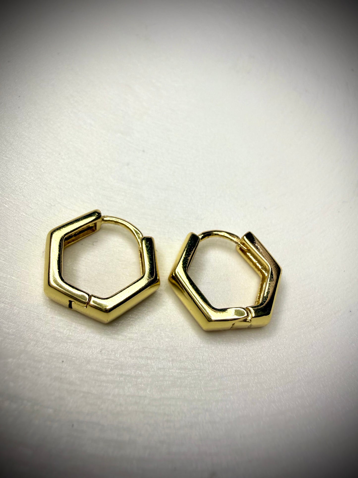 Argollas Hexagonales Minimal (Baño de Oro 18K)