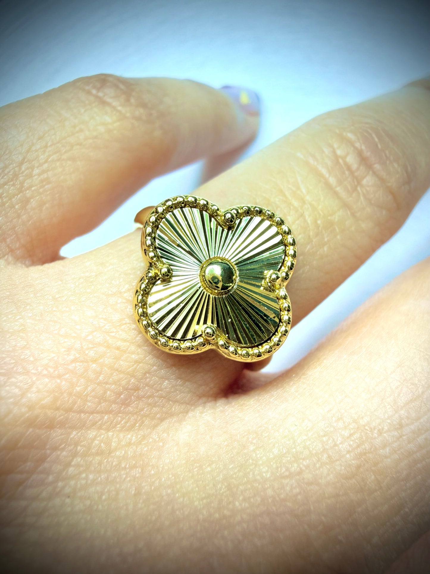 Anillo Ajustable Flor Radiante (Baño de Oro 18K)
