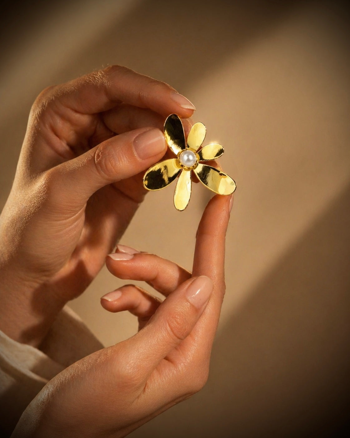 Aros Flower Pearl (Baño de Oro 18K)