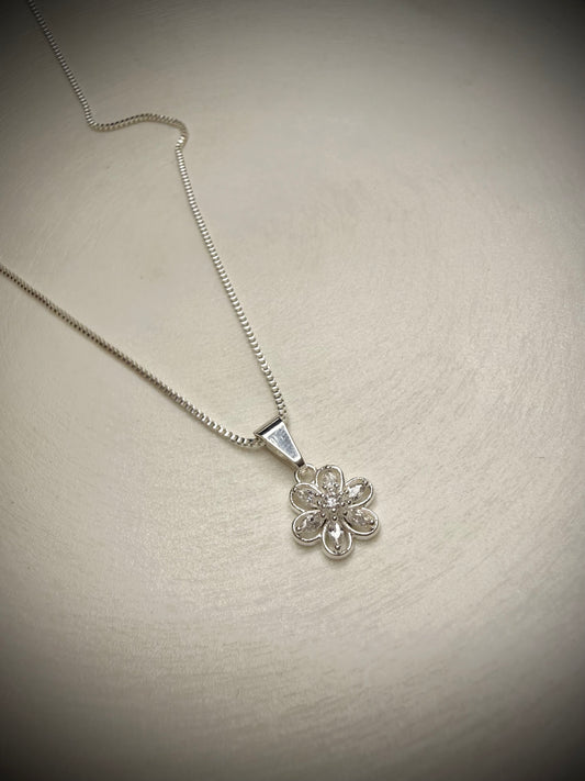 Collar Flor Delicada (Plata 925)