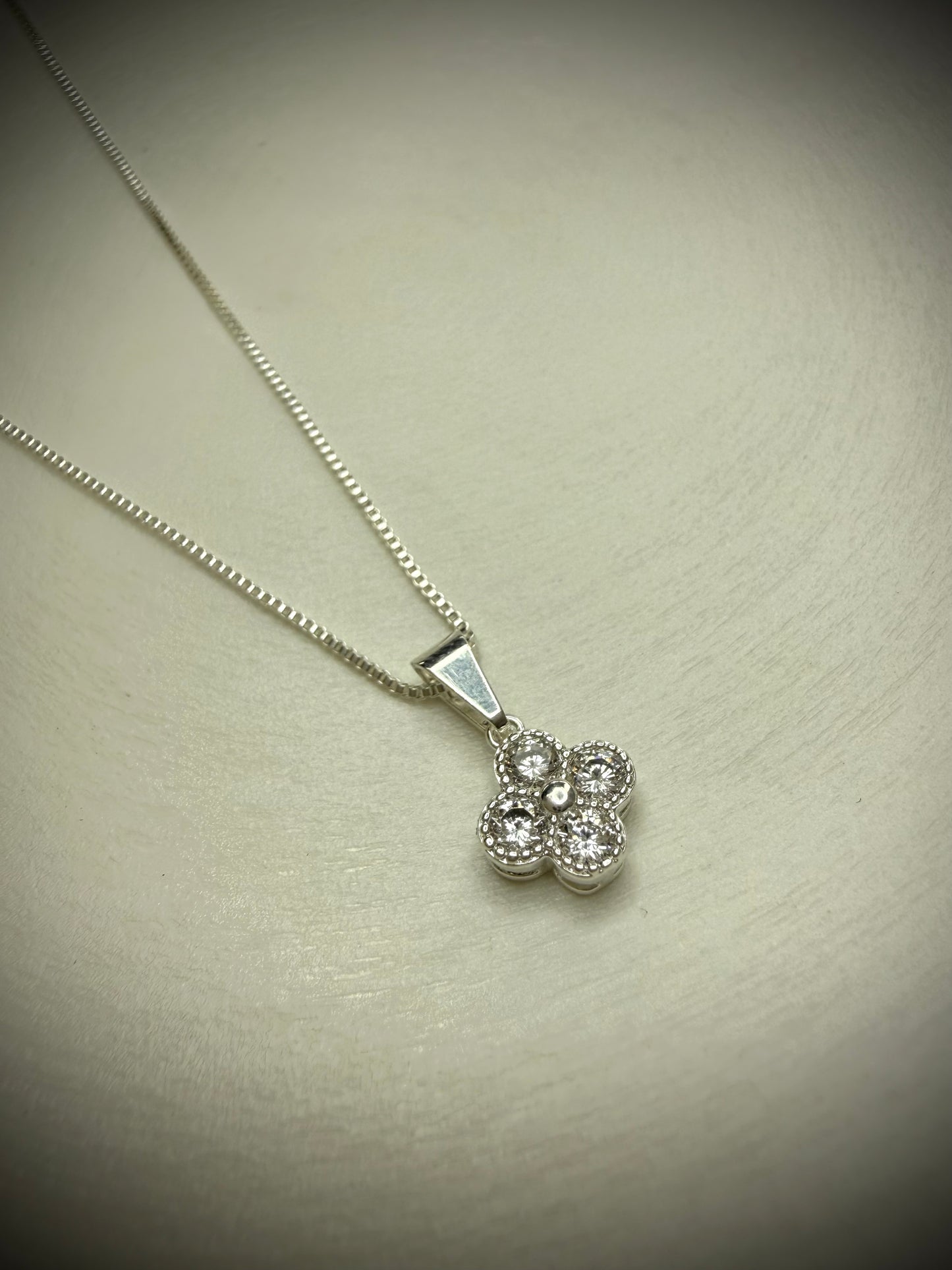 Collar Flor Clásica Brillante (Plata 925)