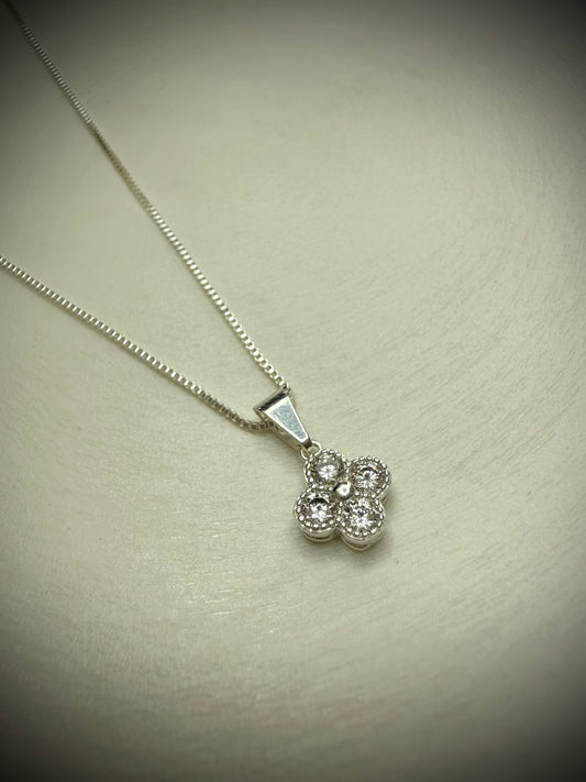 Collar Flor Clásica Brillante (Plata 925)