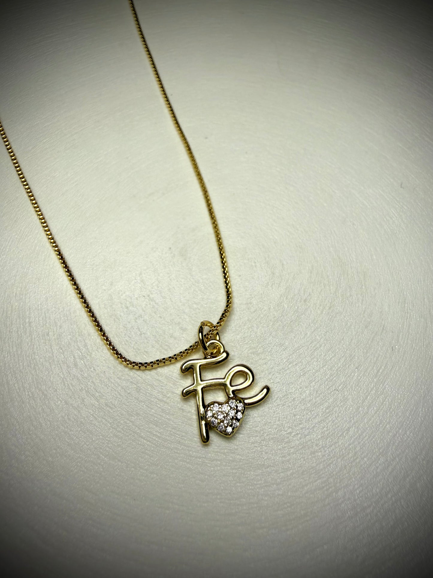 Collar “Fe” con Corazón de Baño de Oro 18K