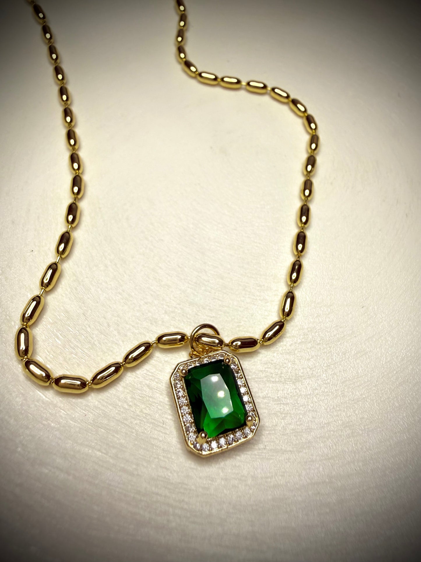 Collar piedra verde rectangular (Baño de Oro 18K)
