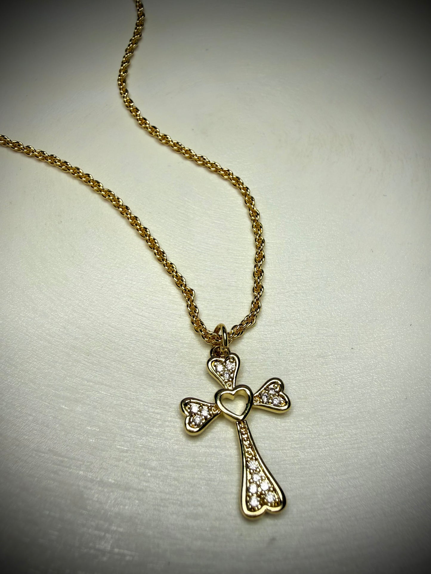 Collar cruz con corazones (Baño de Oro 18K)