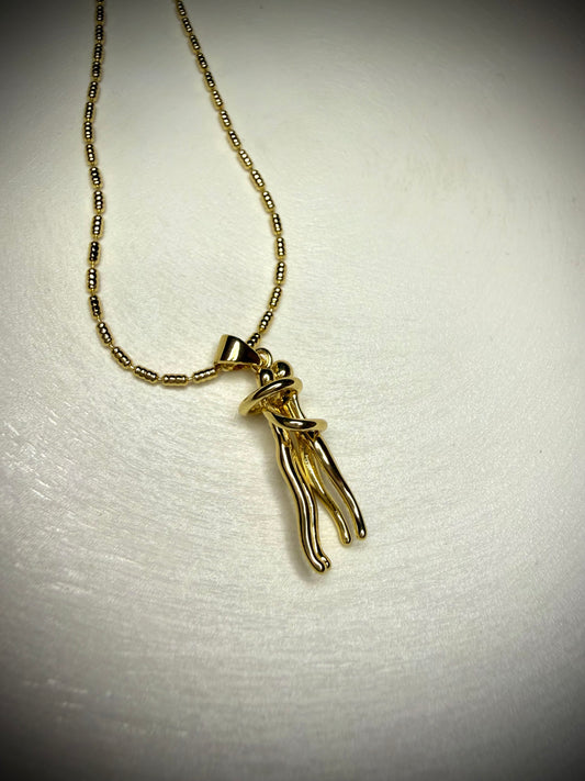 Collar personas entrelazadas (Baño de Oro 18K)