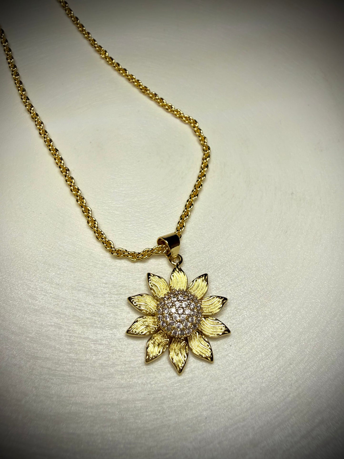 Collar girasol brillo (Baño de Oro 18K)