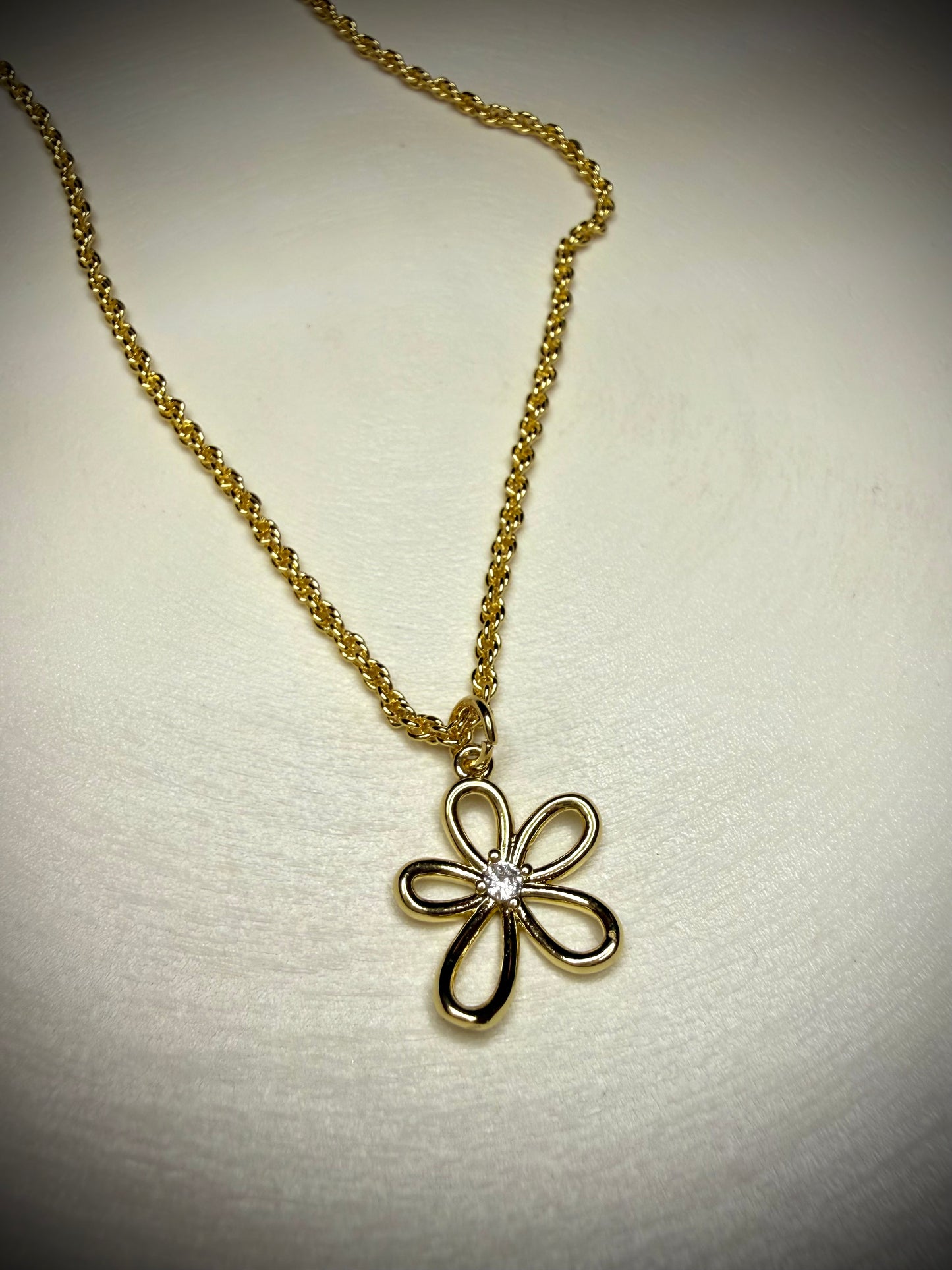 Collar flor minimalista (Baño de Oro 18K)