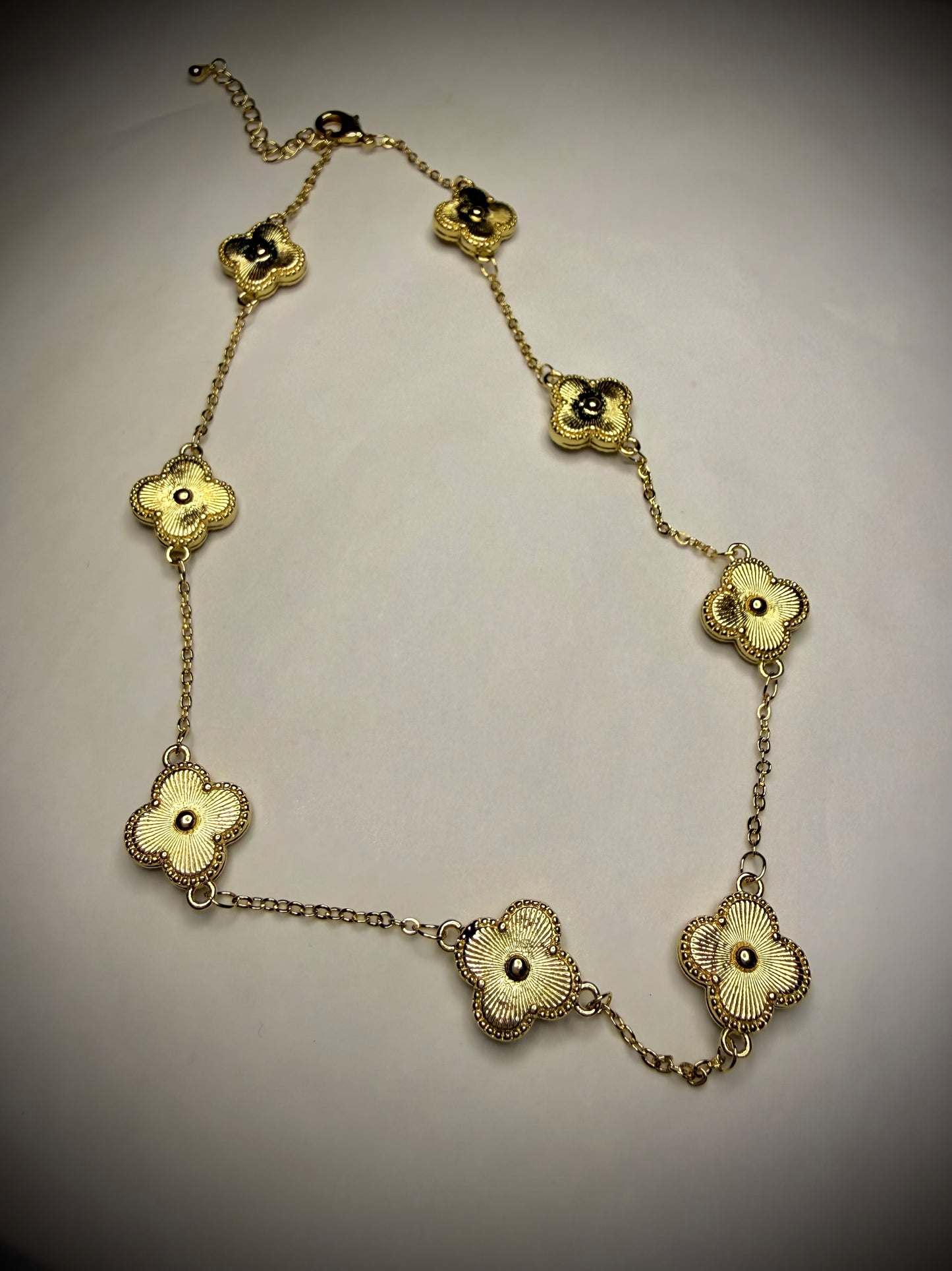 Collar flores estilo clásico (Baño de Oro 18K)