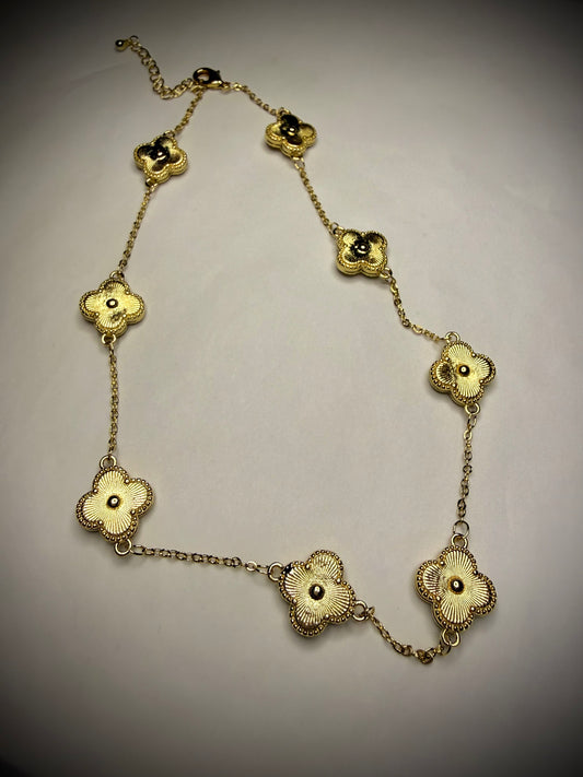 Collar flores estilo clásico (Baño de Oro 18K)