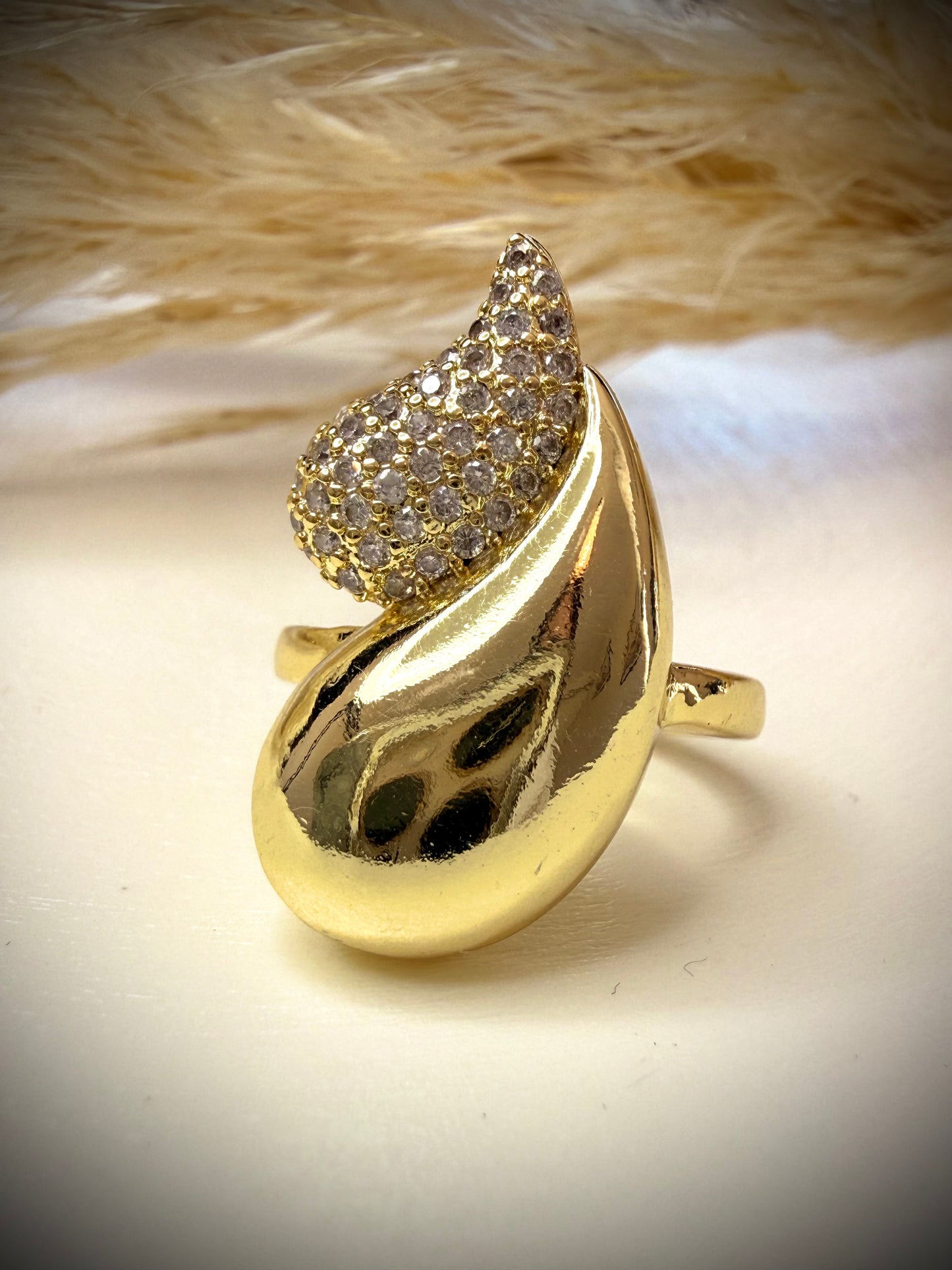 Anillo Ola Escultural con Circonitas (Baño de oro de 18K)