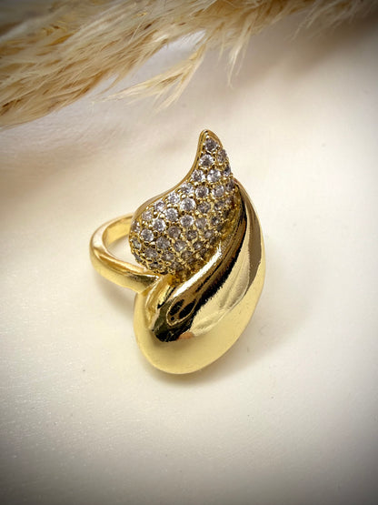 Anillo Ola Escultural con Circonitas (Baño de oro de 18K)