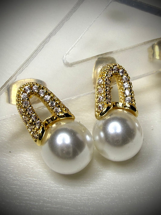 Aros Perla Clásica con Arco Pavé (baño de oro 18k)