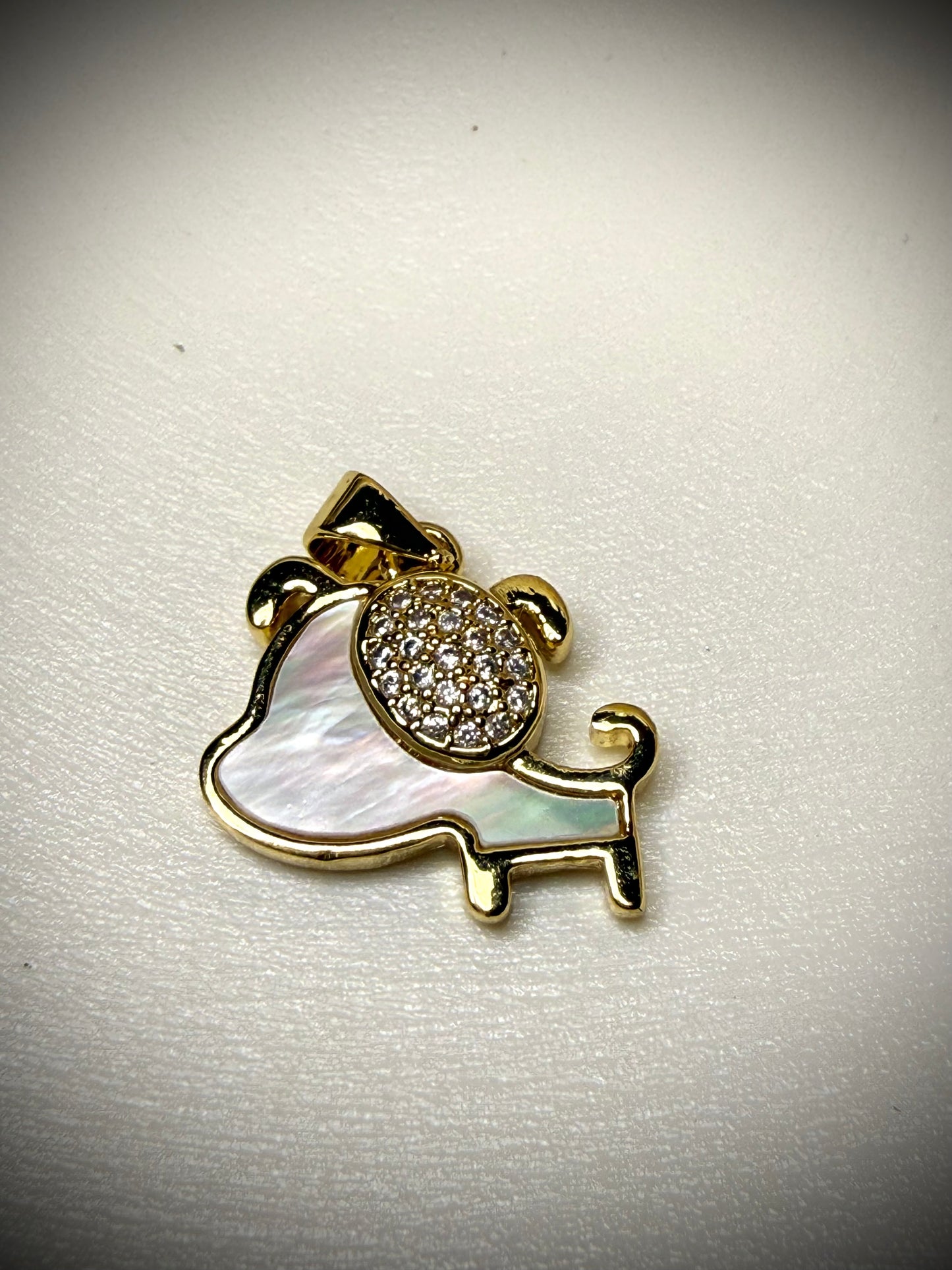 Dije Perrito Nácar y Circones (Baño de Oro 18K)