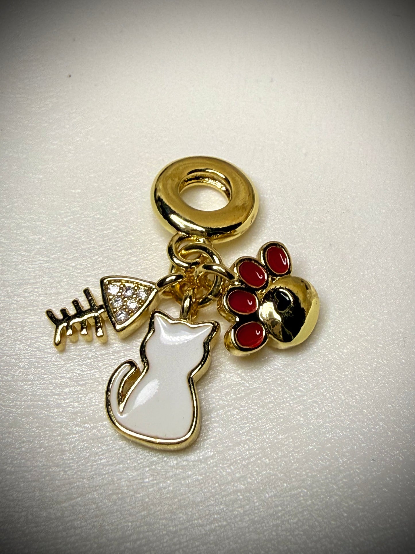Charm Gatito & Huellita Roja (Baño de oro 18K)