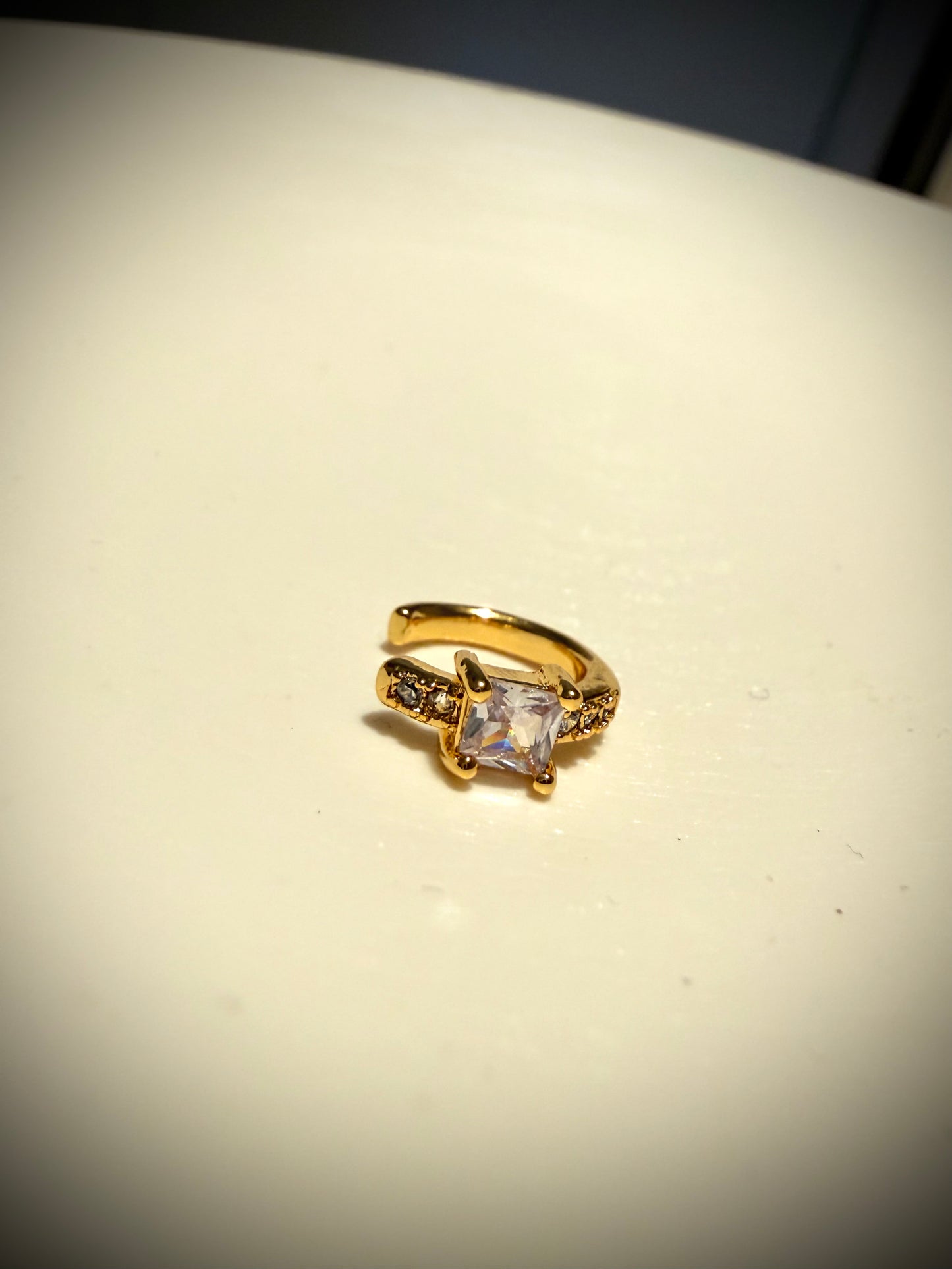 Ear Cuff Solitario Cuadrado  (baño de oro 18k)