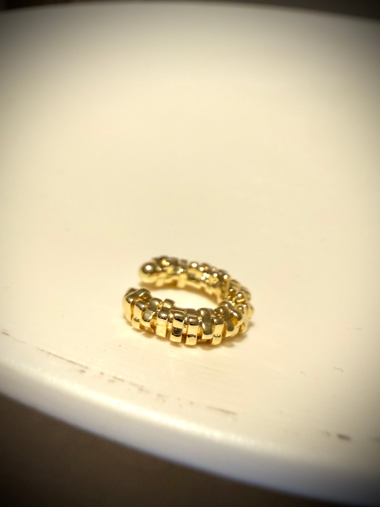 Ear Cuff Texturizado Dorado  (baño de oro 18k)