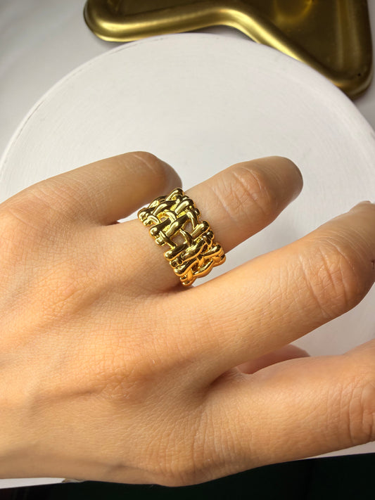 Anillo Abstracto Dorado (Baño de Oro 18K) Talla 13 - Ajustable