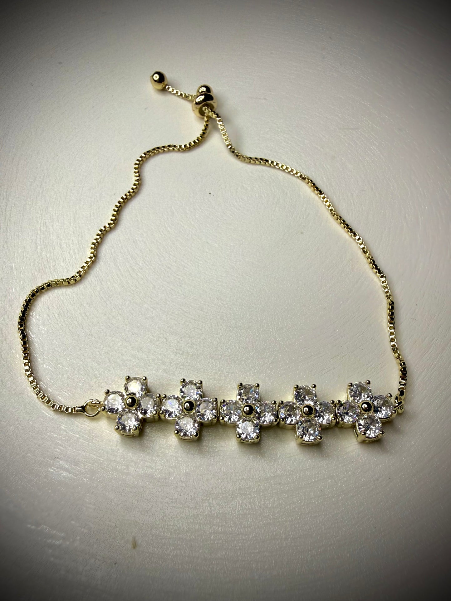 Pulsera Cruz con Circones Baño de Oro 18K (Ajustable)