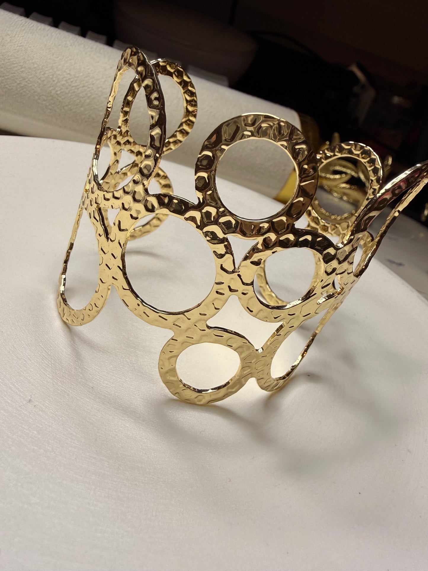 Brazalete Círculos Esculpidos – Baño de Oro 18K