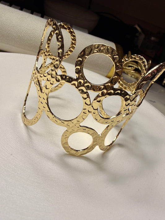 Brazalete Círculos Esculpidos – Baño de Oro 18K