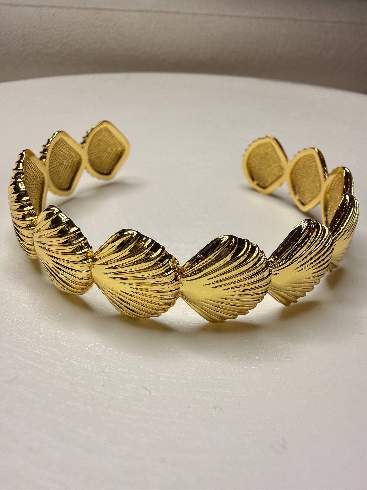 Brazalete Conchas Doradas – Baño de Oro 18K