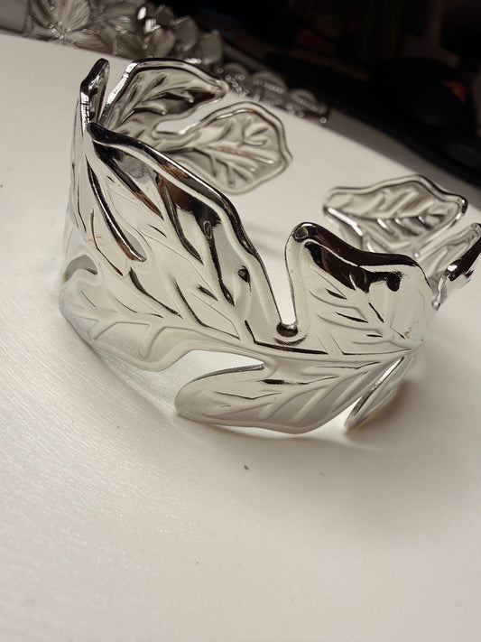 Brazalete Hojas Esculpidas – Baño de Plata