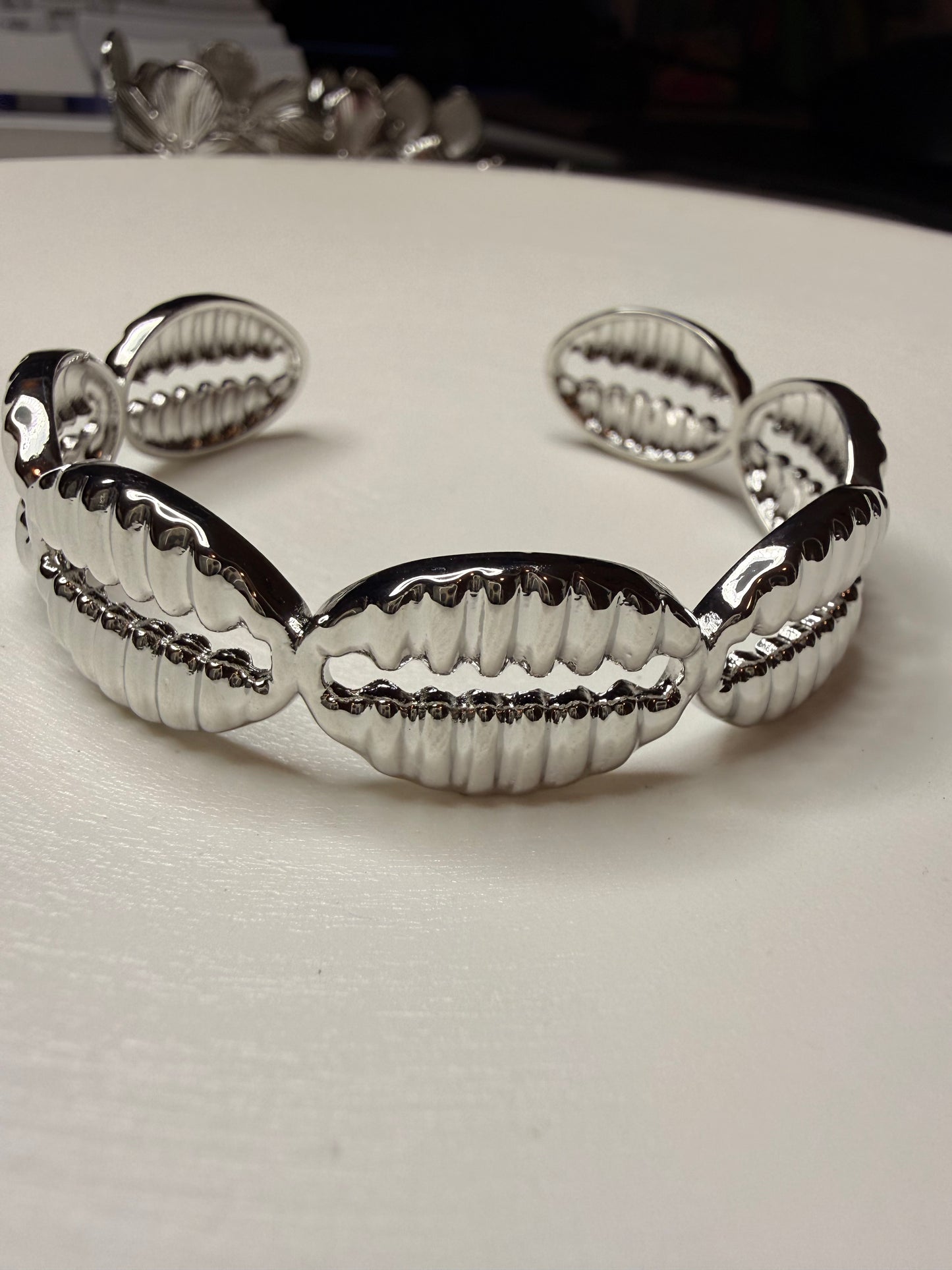 Brazalete Caracolas Plateadas – Baño de Plata