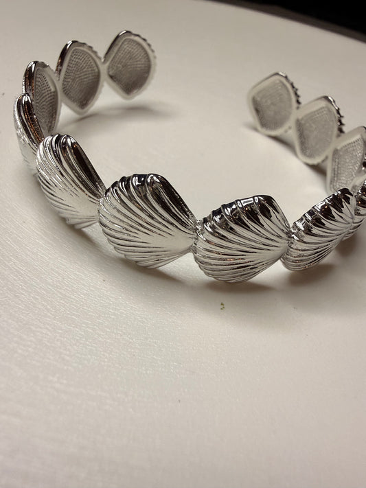 Brazalete Conchas Plateadas – Baño de Plata