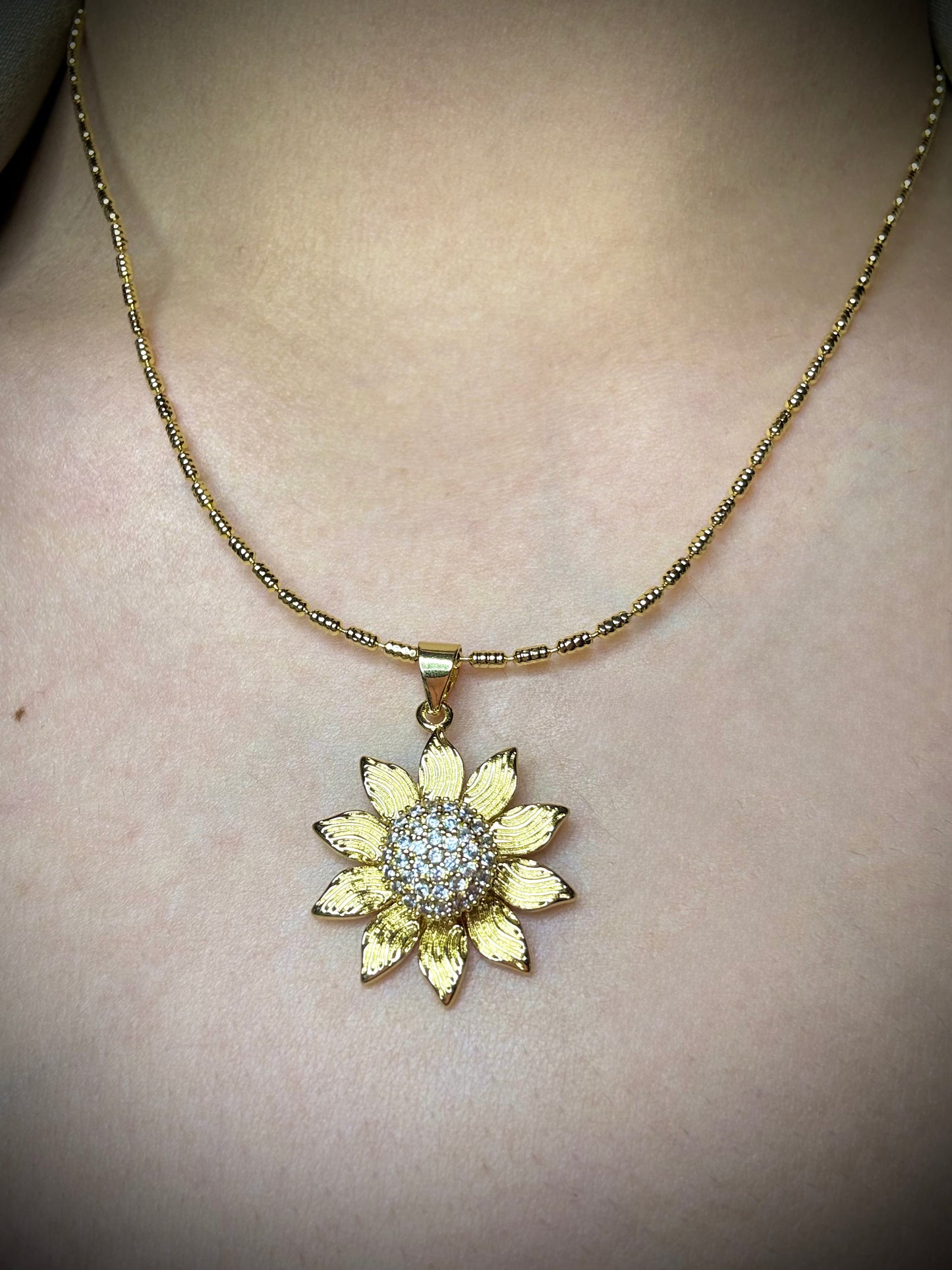 Collar Girasol de Luz  Baño de oro 18k