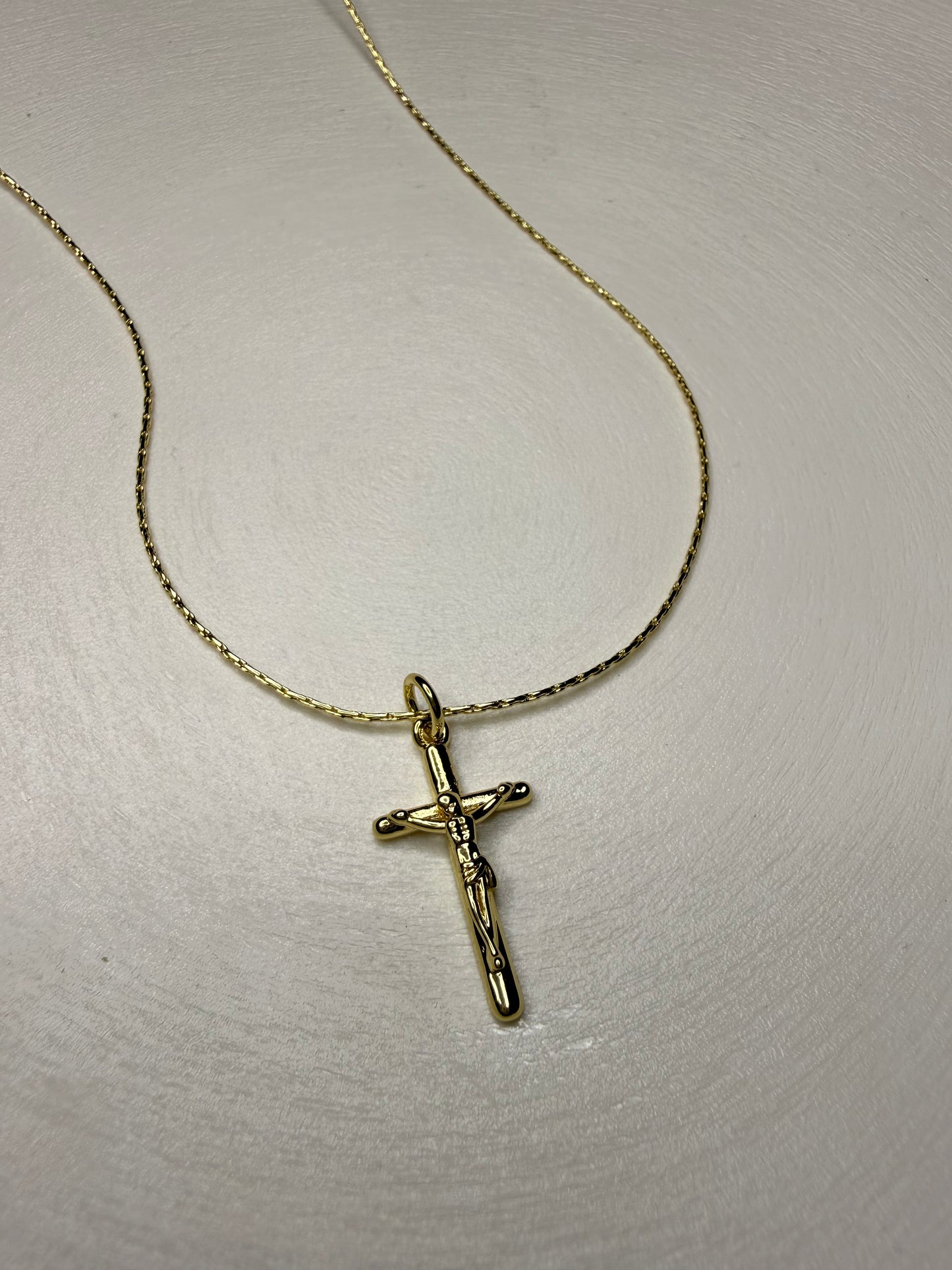 Collar Cruz Clásica Baño de oro 18k - Ajustable