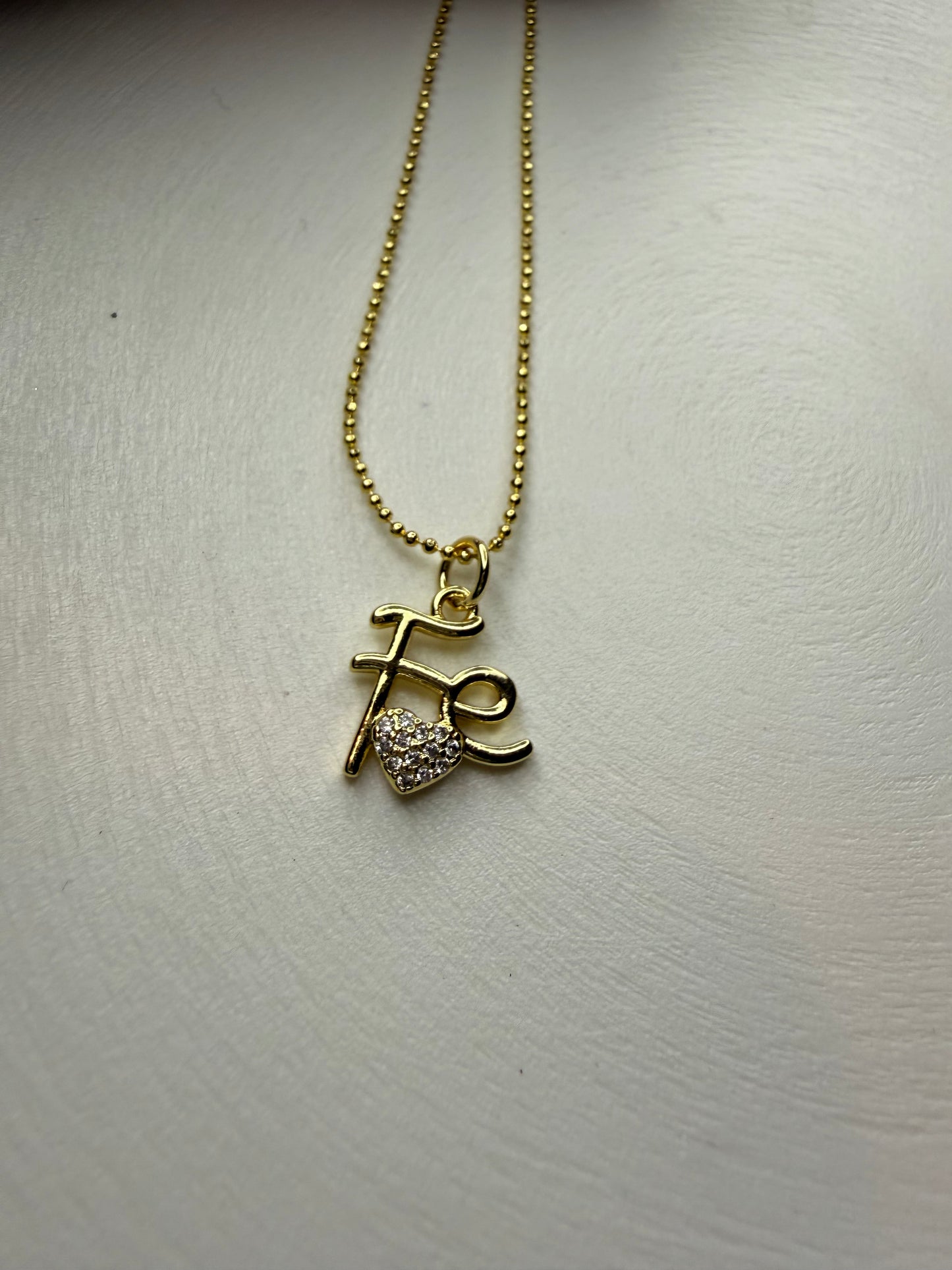 Collar “Fe” con Corazón de Baño de Oro 18K