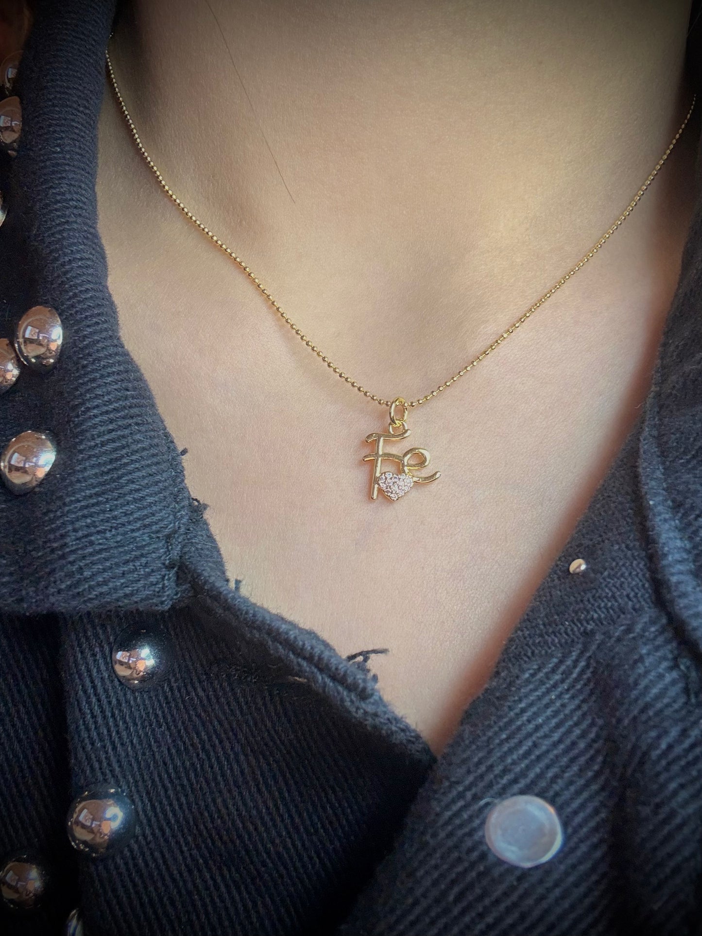 Collar “Fe” con Corazón de Baño de Oro 18K