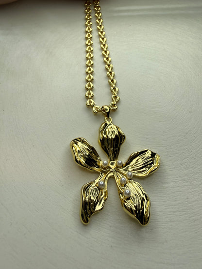 Collar Flor Escultural de Baño de Oro 18K