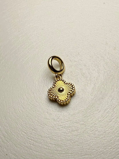 Charm Flor Dorada con Circones Baño de Oro 18K