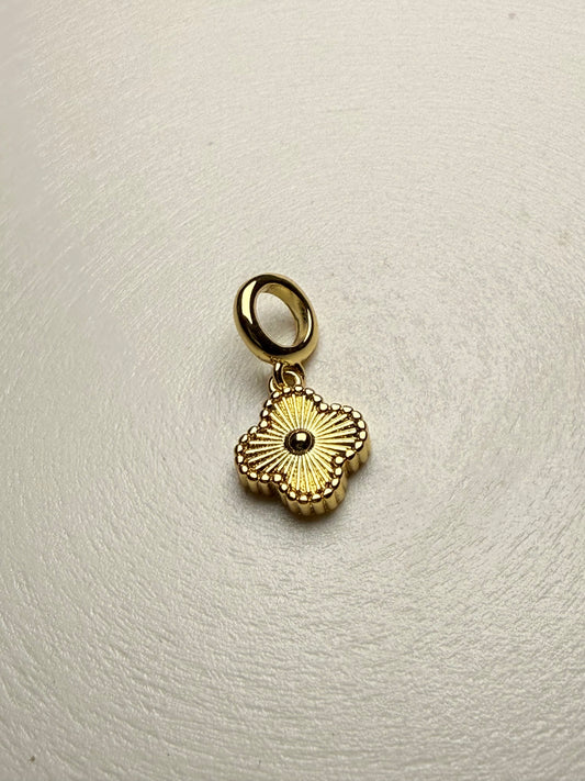 Charm Flor Dorada con Circones Baño de Oro 18K